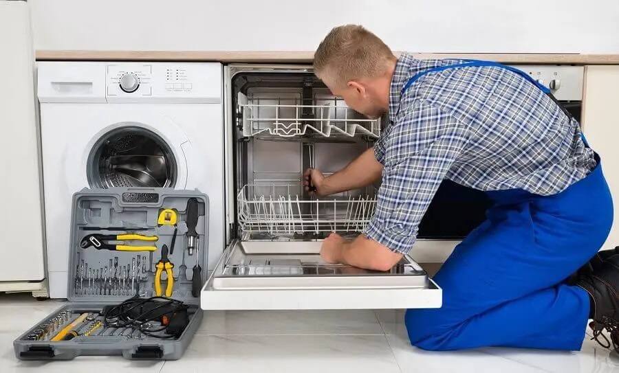 Mamak Liebherr servisi teknisyen ekibi beyaz eşya tamiri yaparken